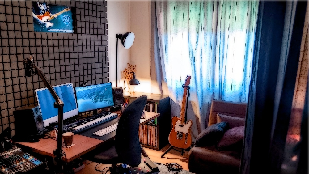 Estudio de Javier Cabañas, desde donde se imparten clases online de guitarra y teoría musical